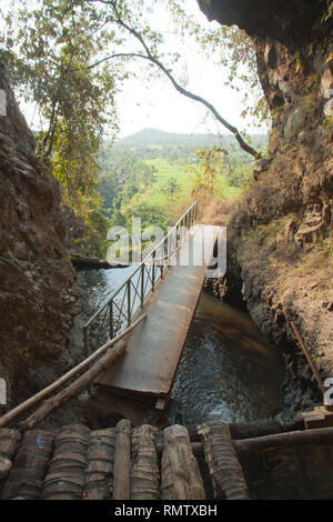 Hot Springs mit gelbem Wasser in der Nähe von Mount Rinjani Vulkan, Lombok, Indonesien. Stockfoto