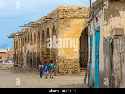 Sudanesische Kinder vor einem alten Gebäude auf dem Festland, das Rote Meer, Suakin, Sudan Stockfoto