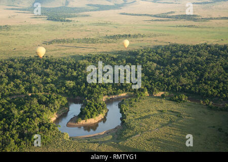 Luftbild des Mara River mit riverine Waldland, aus dem Ballon, Masai Mara, Kenia Stockfoto