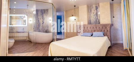 Luxus Apartment mit einem Schlafzimmer und Badezimmer mit Glaswänden Stockfoto