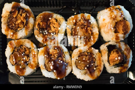 Nahaufnahme der Teriyaki Huhn Sushi serviert über schwarzen Fach Stockfoto