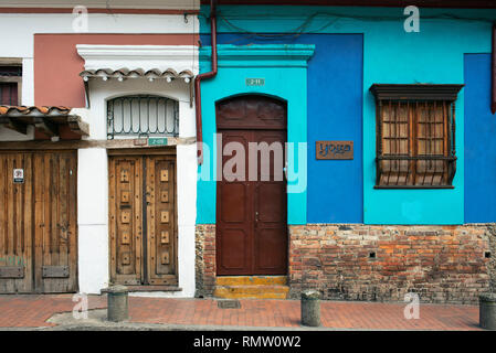 Elegante koloniale Fassade mit Holz geschnitzte Tür und bunten Farben in La Candelaria. Bogota, Kolumbien. Sep 2018 Stockfoto