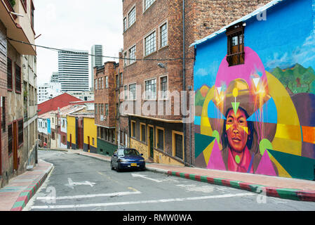 Ruhigen Blick auf die Straße mit bunten Wand Graffiti in La Concordia, Bogota, Kolumbien. Credit: guache (kolumbianischen Wandbild Künstler). Sep 2018 Stockfoto