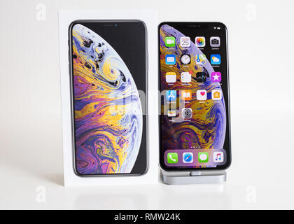 PARIS, Frankreich, 25.September 2018: Neue iPhone Xs und Xs Max neben Karton vergleichen nach dem Auspacken des Smartphone Modell von Apple Computer vor weißem Hintergrund Stockfoto