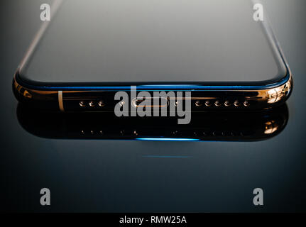 PARIS, Frankreich, 25.September 2018: Neue iPhone Xs und Xs Max Smartphone Modell von Apple Computer in der Nähe des neuesten Golden Apple Iphone Handy Gerät reflektierenden Hintergrund Stockfoto
