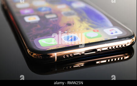 PARIS, Frankreich, 25.September 2018: Neue iPhone Xs und Xs Max Smartphone von Apple Computer Stecker Beleuchtung Nahaufnahme Nahaufnahme Makro der goldenen Version - Makro künstlerische Foto Stockfoto