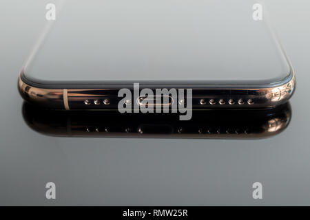 PARIS, Frankreich, 25.September 2018: Neue iPhone Xs und Xs Max Smartphone Modell von Apple Computer in der Nähe des neuesten Golden Apple Iphone Handy Gerät reflektierenden Hintergrund Stockfoto