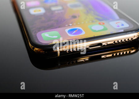 PARIS, Frankreich, 25.September 2018: Neue iPhone Xs und Xs Max Smartphone von Apple Computer Stecker Beleuchtung Nahaufnahme Nahaufnahme Makro der goldenen Version - Makro künstlerische Foto Stockfoto