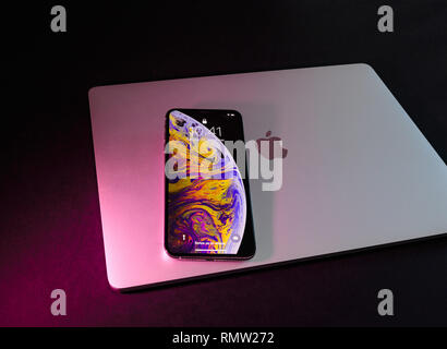 PARIS, Frankreich, 25.September 2018: Neue iPhone Xs und Xs Max Smartphone von Apple Computer. Neueste Golden Apple Iphone 11 Handy Gerät auf Technologie Hintergrund - magenta hell Stockfoto