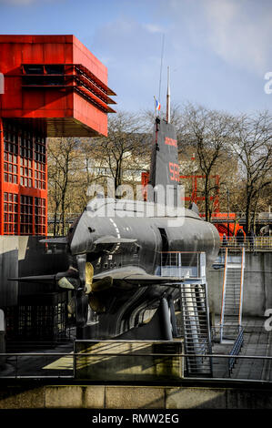 U-BOOT ARGONAUTE PARIS - FRANZÖSISCH KLASSE ARÉTHUSE HUNTER-Killer-U-Boots IN CHERBOURG DCN YARD - gebaut im Jahr 1958 startete im Jahr 1982 in den Ruhestand - 50 METER LANG FÜR 400 Tonnen - 16 Knoten Geschwindigkeit - Crew 40 - 4 Röhren für 550 MN TORPEDOS - MUSÉE DES SCIENCES ET DE L'INDUSTRIE - PARIS MUSEUM - PARIS LA VILLETTE - FRANKREICH - FARBE ARCHIV © Frédéric BEAUMONT Stockfoto