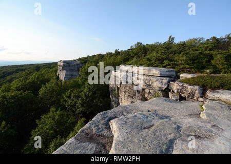 Suchen von Kante im Minnewaska State Park erhalten Stockfoto