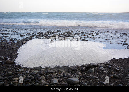 Eisbrocken an der Atlantikküste in Island in der Nähe Die Glacier Lagoon Stockfoto