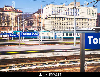 Turin, Italien - 1. Januar 2019. Ein Zug dem Bahnübergang Oberleitungen von Turin Porta Nova entfernt. Turin, Piemont, Italien. Stockfoto