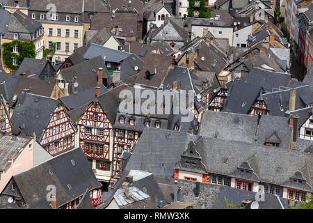 Bernkastel Kues Antenne Panoramablick. Bernkastel-Kues ist ein bekannter Weinort an der Mosel, Deutschland. - Bild Stockfoto