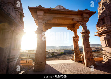 Indische Tempel arch bei Sonnenuntergang in Nasik, Maharashtra, Indien Stockfoto