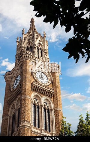 Rajabai Uhrenturm am blauen bewölkten Himmel Hintergrund in Mumbai, Indien Stockfoto