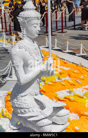 Die mythologischen Figuren der hinduistischen Religion. Die Statuen des Gottes Devata - Gottheit, Flower Festival, Bangkok, Thailand. Stockfoto