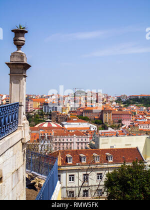 Der Blick über Lissabon vom Miradouro de Sao Pedro de Alcantara, eine bepflanzte Terrasse mit einem Brunnen gesehen bietet einen Panoramablick auf die Stadt. Stockfoto