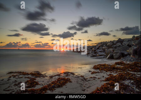 Sonnenaufgang am South Pointe Park, Miami Beach, FL Stockfoto