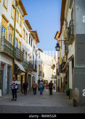 Eine Straßenszene in Evora, eine römische Stadt und Hauptstadt der Provinz Alentejo, Portugal. Stockfoto