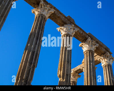 Der römische Tempel von Evora, auch bekannt als Templo de Diana, ist ein Tempel aus der römischen Zeit in der Stadt Evora, Portugal. Stockfoto