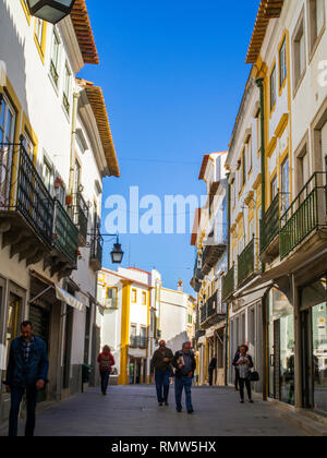 Eine Straßenszene in Evora, eine römische Stadt und Hauptstadt der Provinz Alentejo, Portugal. Stockfoto