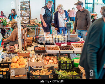 Obst und Gemüse zum Verkauf auf dem Bauernmarkt von Lagos, der jeden Samstag in einem Lager am Busbahnhof in Betrieb ist. Stockfoto