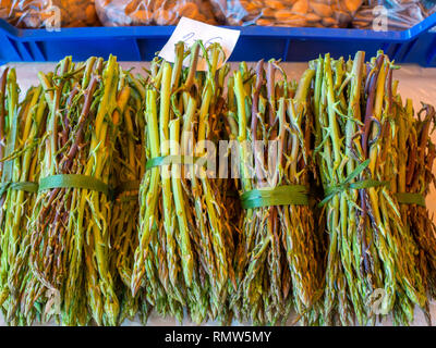 Spätsaison Spargel mit Bolzenspen auf einem Gemüsemarkt in Lagos, Portugal. Stockfoto