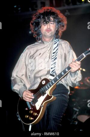 Gitarrist, Komponist und Produzent Jimmy Page wird angezeigt, auf der Bühne während einer "live"-Konzert aussehen. Stockfoto
