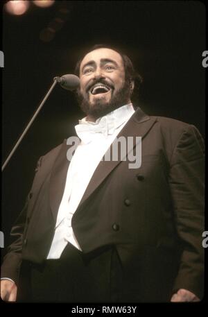 Italienische Opern Tenor Luciano Pavarotti ist dargestellt auf der Bühne während einer "live"-Konzert aussehen. Stockfoto