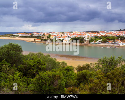 Blick über Vila Nova de Milfontes, einem Badeort an der südwestlichen Küste von Portugal. Stockfoto