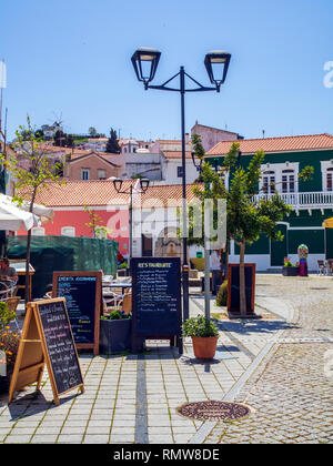 Ein Quadrat in Odeceixe, einer kleinen Stadt im nördlichen Algarve, Portugal. Stockfoto