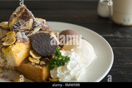 Oreo Toastbrot oder Dessert und Cookies und Schoko Vanille Eis und Cornflakes und Sahne und Schokolade Kakao Pulver Stockfoto