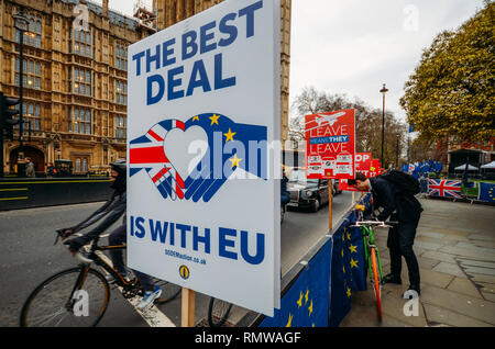 London, Großbritannien - Feb 11, 2019: Anti-Brexit Plakate vor der Westminster Palace, London, Großbritannien Stockfoto