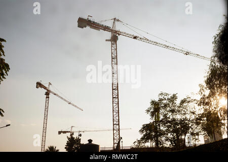 Izmir, Türkei - August 8, 2018: Kraniche Blick von der Konstruktion der Gebäude Folkart von Stadion Seite. Stockfoto