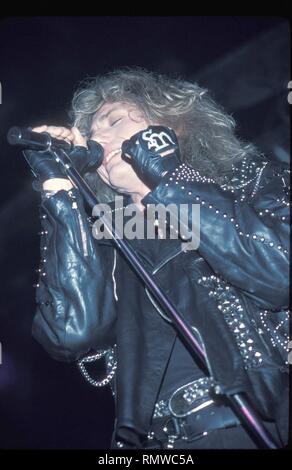 Sänger David Coverdale der Hard Rock Band Whitesnake wird gezeigt auf der Bühne während einer "live"-Konzert aussehen. Stockfoto