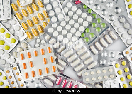 Viele Blasen mit bunten Pillen. Eine Menge von Medizin. Stockfoto