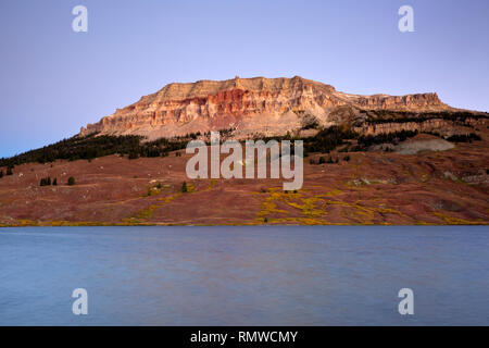 WY 03777-00 ... WYOMING - Beatooth Butte Leuchten in der Dämmerung Licht über Beartooth See in der Shoshone National Forest. Stockfoto