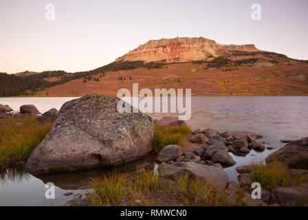 WY 03778-00 ... WYOMING - Beatooth Butte Leuchten in der Dämmerung Licht über Beartooth See in der Shoshone National Forest. Stockfoto