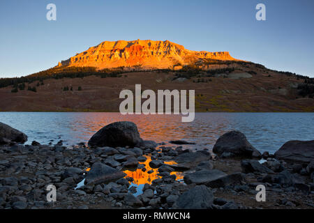 WYOMING - Beatooth Butte leuchtende Licht in der Dämmerung und in den Pfützen am Ufer des Beartooth See in der Shoshone National Forest widerspiegelt. Stockfoto