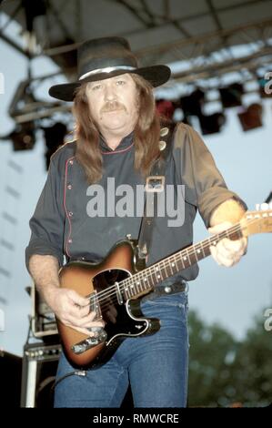 Gitarrist und Sänger Hughie Thomasson Der Outlaws dargestellt auf der Bühne während einer "live"-Konzert aussehen. Stockfoto