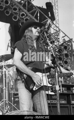 Gitarrist und Sänger Hughie Thomasson Der Outlaws dargestellt auf der Bühne während einer "live"-Konzert aussehen. Stockfoto