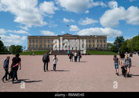 Die Leute, die das Königliche Schloss in Oslo, Norwegen auf eine klare, Frühling. Stockfoto