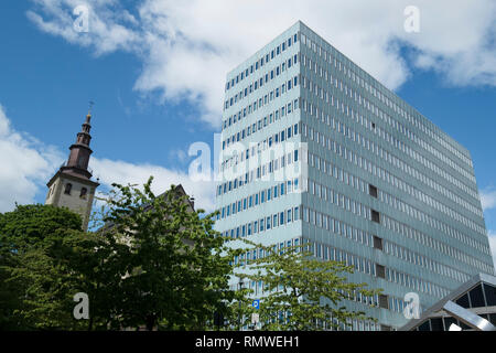 Eine alte Kirche und neues Bürogebäude markieren Sie die Vielfalt der Architektur Mix in Oslo, Norwegen. Stockfoto