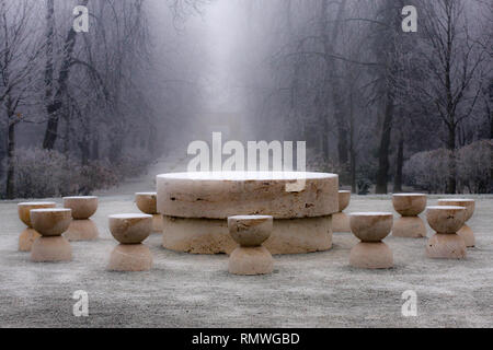 Winter Blick auf Tabelle der Stille - Constantin Brancusis Meisterwerke in Targu-Jiu, Rumänien gefunden Stockfoto