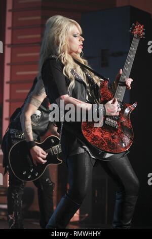 Australische Singer Songwriter und Gitarrist Orianthi Panagaris, einfach, besser bekannt als Orianthi, dargestellt auf der Bühne während einer "live"-Konzert Auftritt mit Alice Cooper. Stockfoto