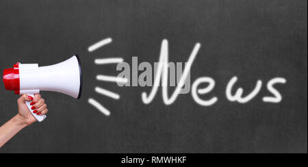 Frau mit einem Megafon Bekanntgabe der News mit Hand gezeichnet sound Symbole und Text auf einem schwarzen Brett in einem Kommunikationskonzept Stockfoto