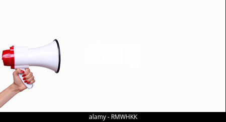 Frau mit einem Megaphon oder Megaphon auf weißem Hintergrund mit Kopie Raum in einem konzeptionellen Bild Sprechverbindung, Protest oder öffentlichen s isoliert Stockfoto