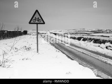 Ein Radweg Zeichen stehen vom Schnee Soft Pad am Straßenrand in Salcombe, Devon Stockfoto