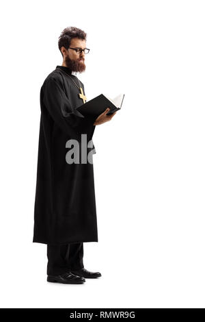 Volle Länge geschossen von einem Priester stehen und Lesen aus der Bibel isoliert auf weißem Hintergrund Stockfoto